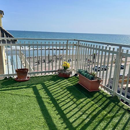 Апартаменти Front Sea Luxury Лідо-ді-Остія Екстер'єр фото