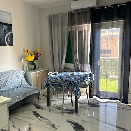Апартаменти Front Sea Luxury Лідо-ді-Остія Екстер'єр фото