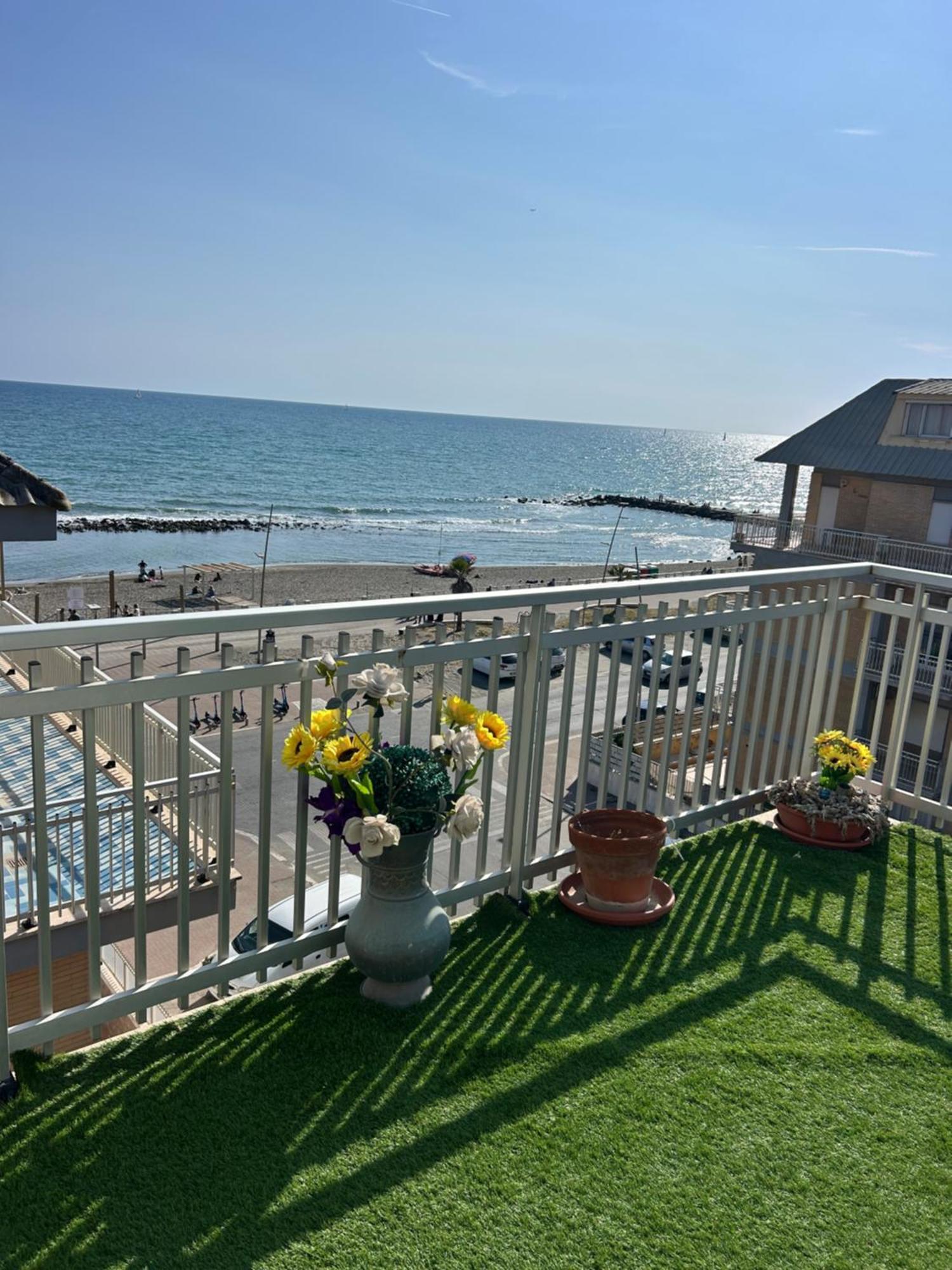 Апартаменти Front Sea Luxury Лідо-ді-Остія Екстер'єр фото